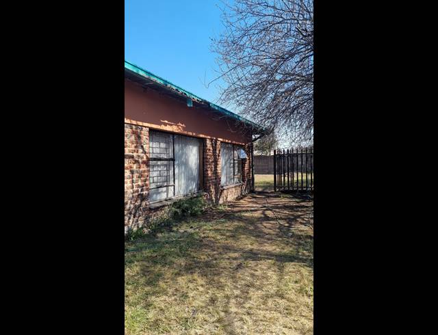 4 BEDROOM FREESTANDING FOR SALE IN BARRY HERTZOG PARK